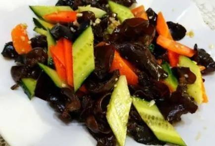吃完木耳可以吃瓜吗,木耳与瓜果同食的饮食搭配探讨