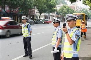 交警持枪吃瓜